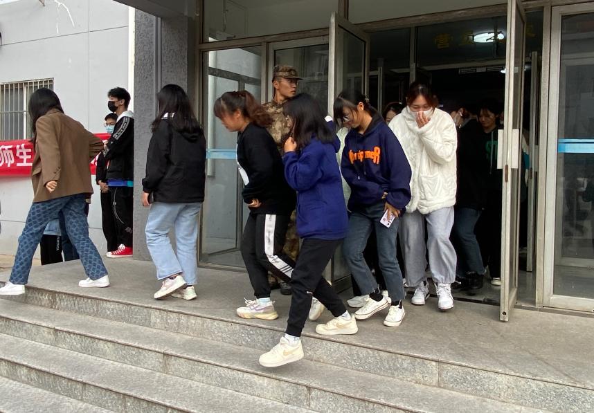 bw必威西汉姆联官网开展 学生公寓消防安全应急疏散演练 bw必威西汉姆联官网开展 学生公寓消防安全应急疏散演练