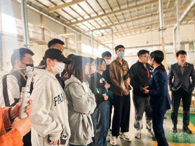 设计艺术与传媒学院师生参观华谊家具集团 设计艺术与传媒学院师生参观华谊家具集团
