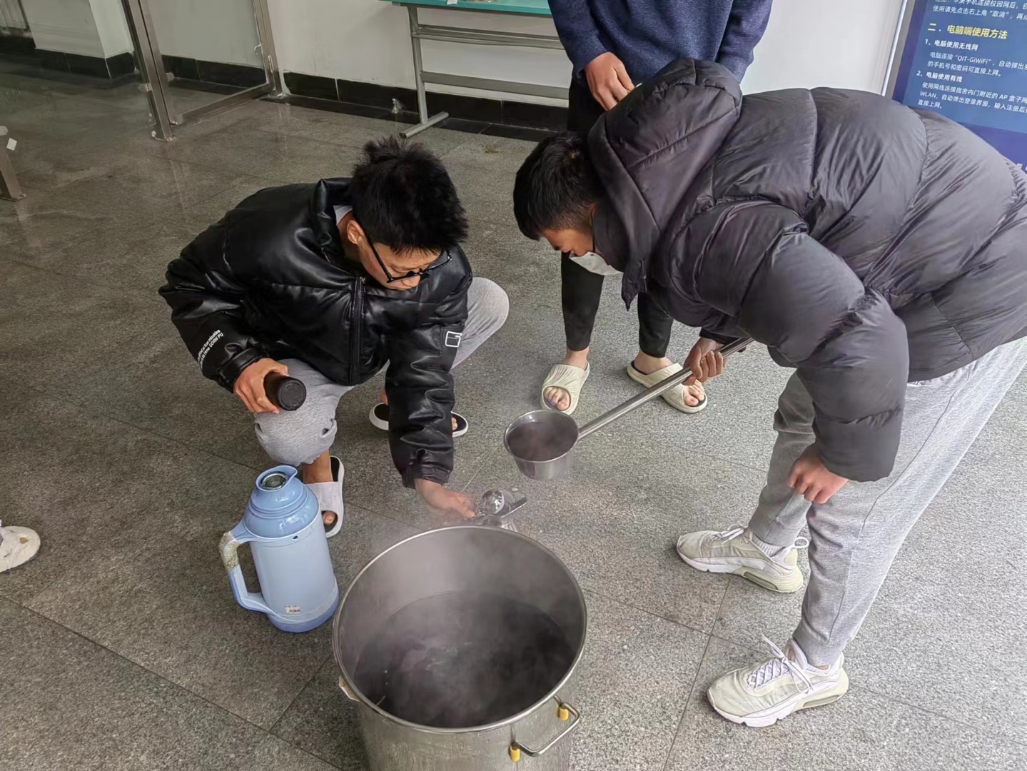 寒潮送温暖 情暖学生心 寒潮送温暖 情暖学生心