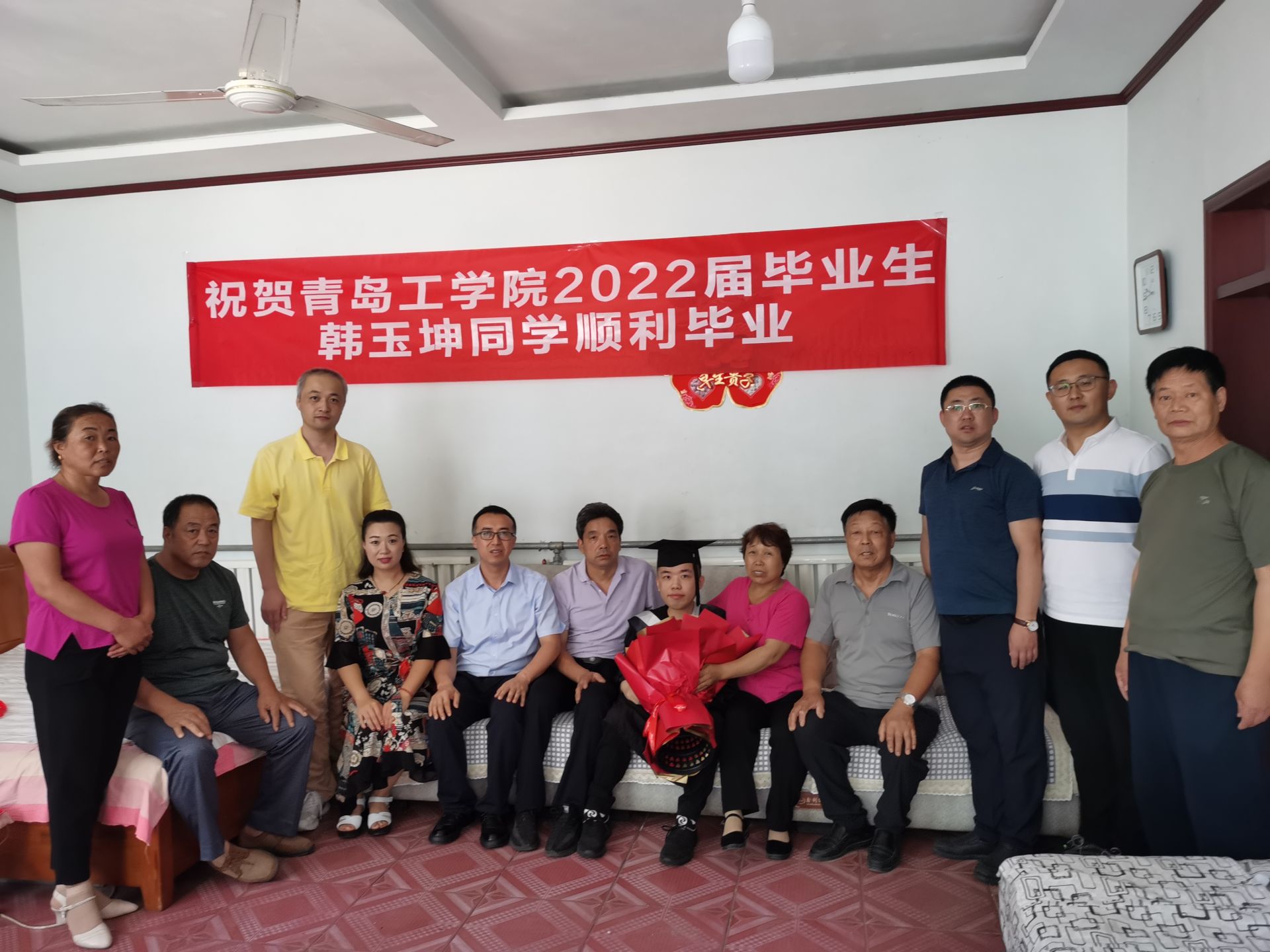 《观海新闻》一个都不能少!农家院里现特殊毕业典礼 《观海新闻》一个都不能少!农家院里现特殊毕业典礼