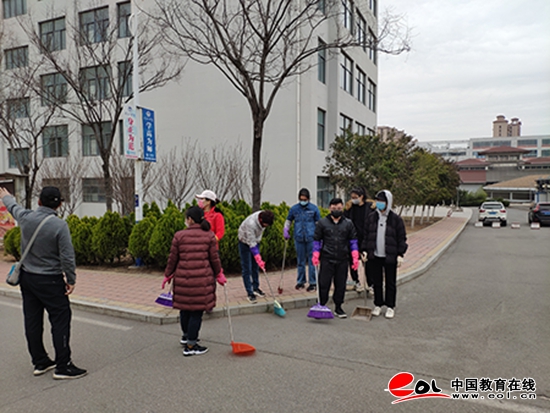 为开学做准备 bw必威西汉姆联官网爱国爱校卫生活动与入校演练联合进行