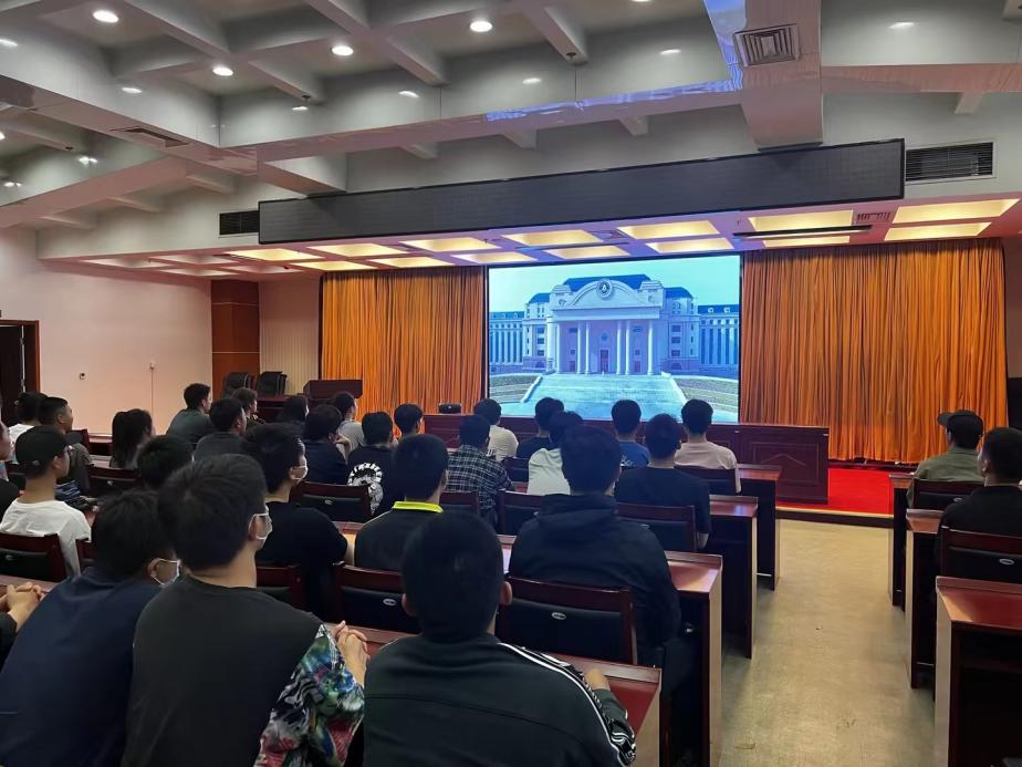 我们组织有入伍意愿学生到军营参观学习 我们组织有入伍意愿学生到军营参观学习