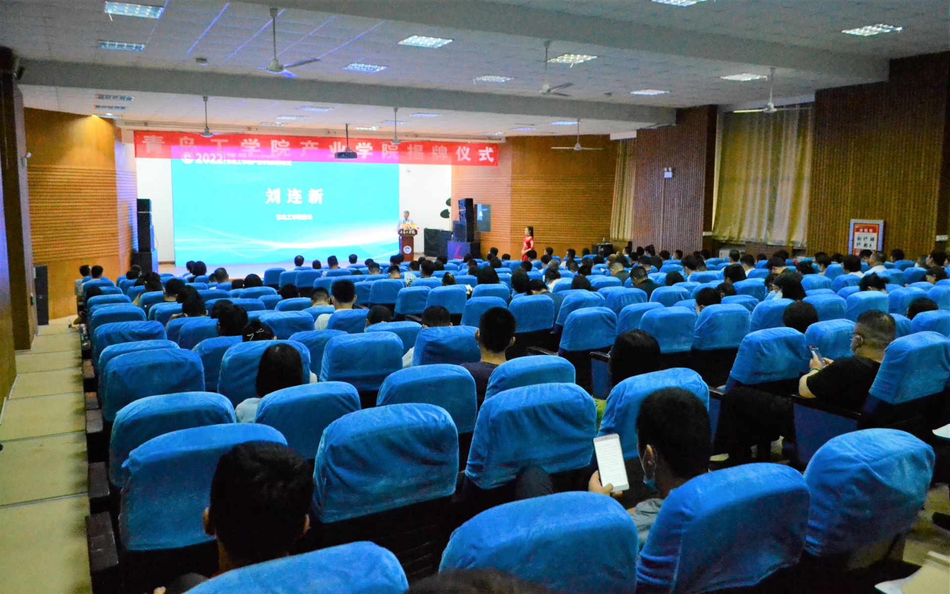 《观海新闻》深度匹配驻地城市发展战略,bw必威西汉姆联官网九大现代产业学院揭牌! 《观海新闻》深度匹配驻地城市发展战略,bw必威西汉姆联官网九大现代产业学院揭牌!