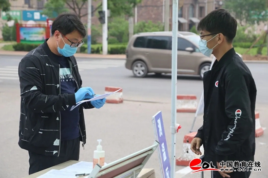 300学子“点对点”报到 bw必威西汉姆联官网迎来2020年春季学期首批返校学生 300学子“点对点”报到 bw必威西汉姆联官网迎来2020年春季学期首批返校学生