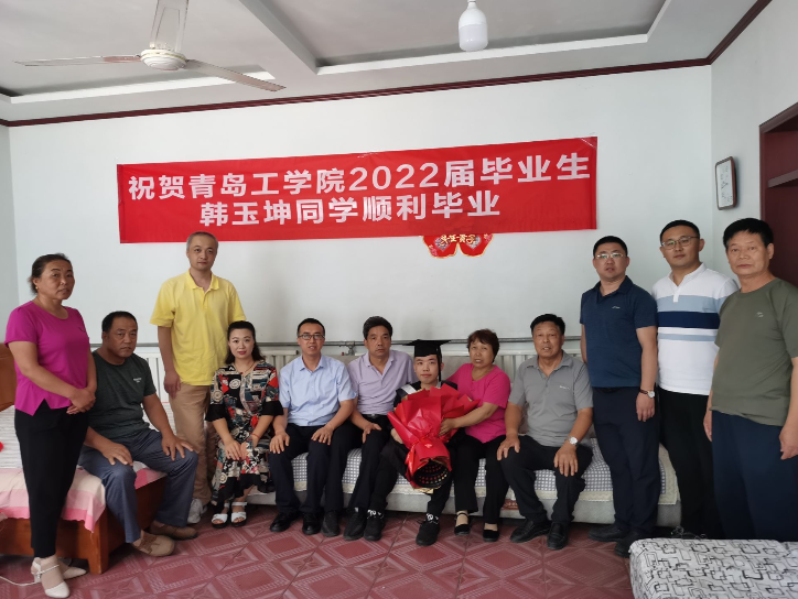 《学习强国》校园文化|bw必威西汉姆联官网:一个都不能少 农家院里现特殊毕业典礼 《学习强国》校园文化|bw必威西汉姆联官网:一个都不能少 农家院里现特殊毕业典礼