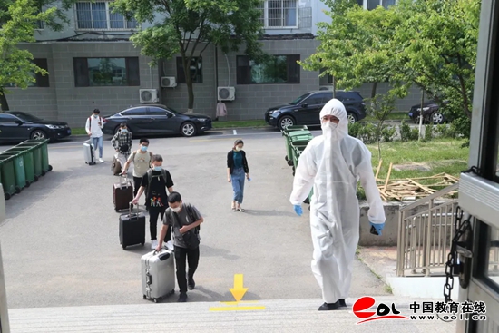 300学子“点对点”报到 bw必威西汉姆联官网迎来2020年春季学期首批返校学生 300学子“点对点”报到 bw必威西汉姆联官网迎来2020年春季学期首批返校学生