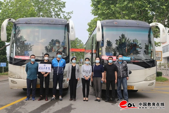 300学子“点对点”报到 bw必威西汉姆联官网迎来2020年春季学期首批返校学生 300学子“点对点”报到 bw必威西汉姆联官网迎来2020年春季学期首批返校学生