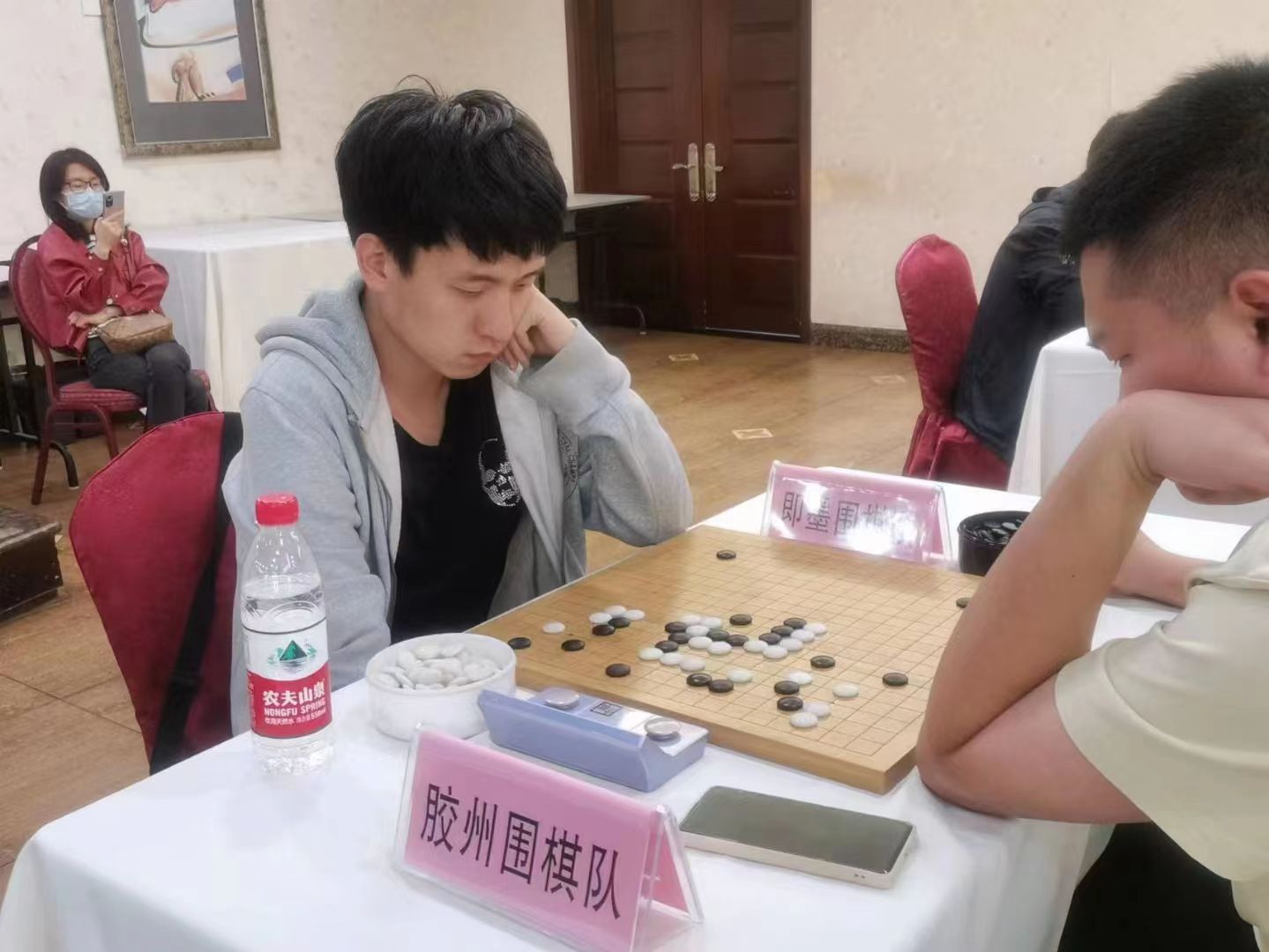 纹枰创佳绩:祝贺我们教师郭可豪 获胶州围棋名人赛冠军 纹枰创佳绩:祝贺我们教师郭可豪 获胶州围棋名人赛冠军