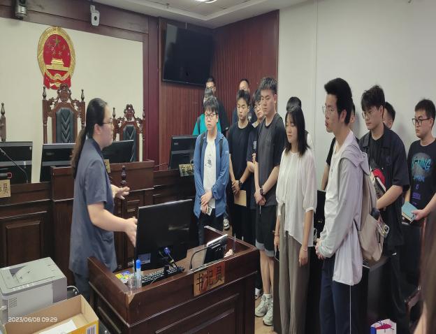 《大众网》bw必威西汉姆联官网师生进法院 法治教育零距离 《大众网》bw必威西汉姆联官网师生进法院 法治教育零距离