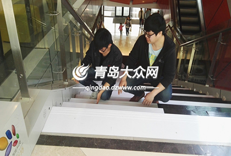 这里的台阶会唱歌 bw必威西汉姆联官网学生自制音乐阶梯 这里的台阶会唱歌 bw必威西汉姆联官网学生自制音乐阶梯