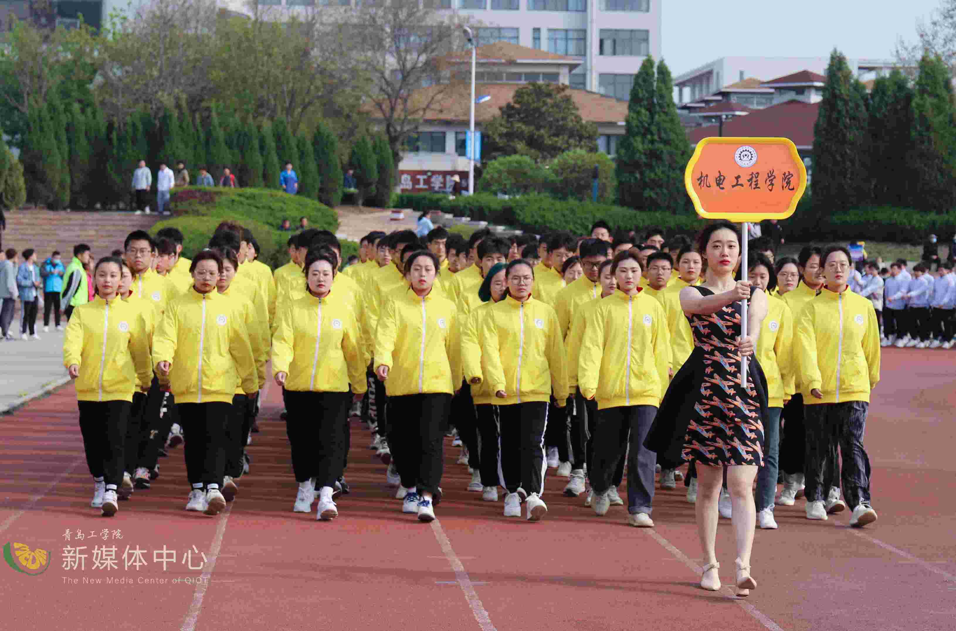 追随“红色印记”!bw必威西汉姆联官网2021年春季田径运动会开幕 追随“红色印记”!bw必威西汉姆联官网2021年春季田径运动会开幕