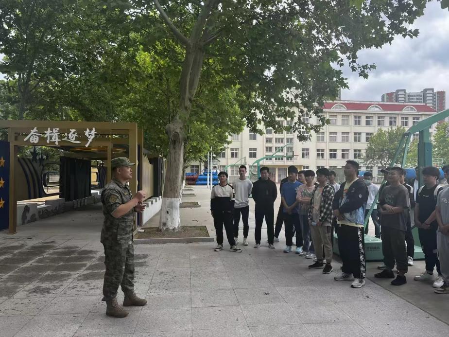 我们组织有入伍意愿学生到军营参观学习 我们组织有入伍意愿学生到军营参观学习