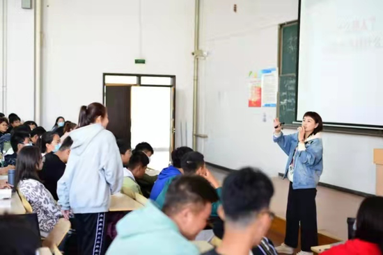 “我的快乐在教学上” 记bw必威西汉姆联官网刘晓燕老师 “我的快乐在教学上” 记bw必威西汉姆联官网刘晓燕老师