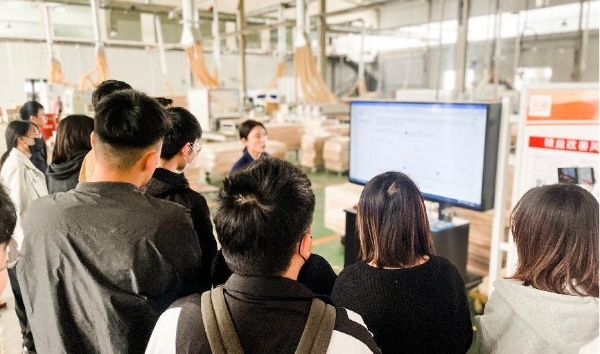 设计艺术与传媒学院师生参观华谊家具集团 设计艺术与传媒学院师生参观华谊家具集团