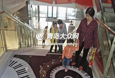 这里的台阶会唱歌 bw必威西汉姆联官网学生自制音乐阶梯 这里的台阶会唱歌 bw必威西汉姆联官网学生自制音乐阶梯