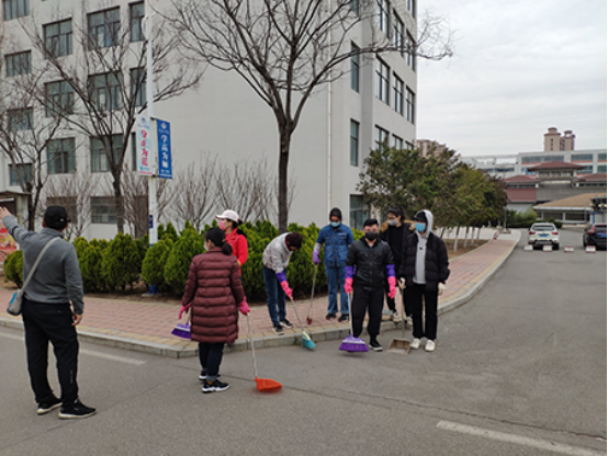 青工院的守望者:爱国爱校卫生活动与入校演练联合进行!我们等你“回家”! 青工院的守望者:爱国爱校卫生活动与入校演练联合进行!我们等你“回家”!