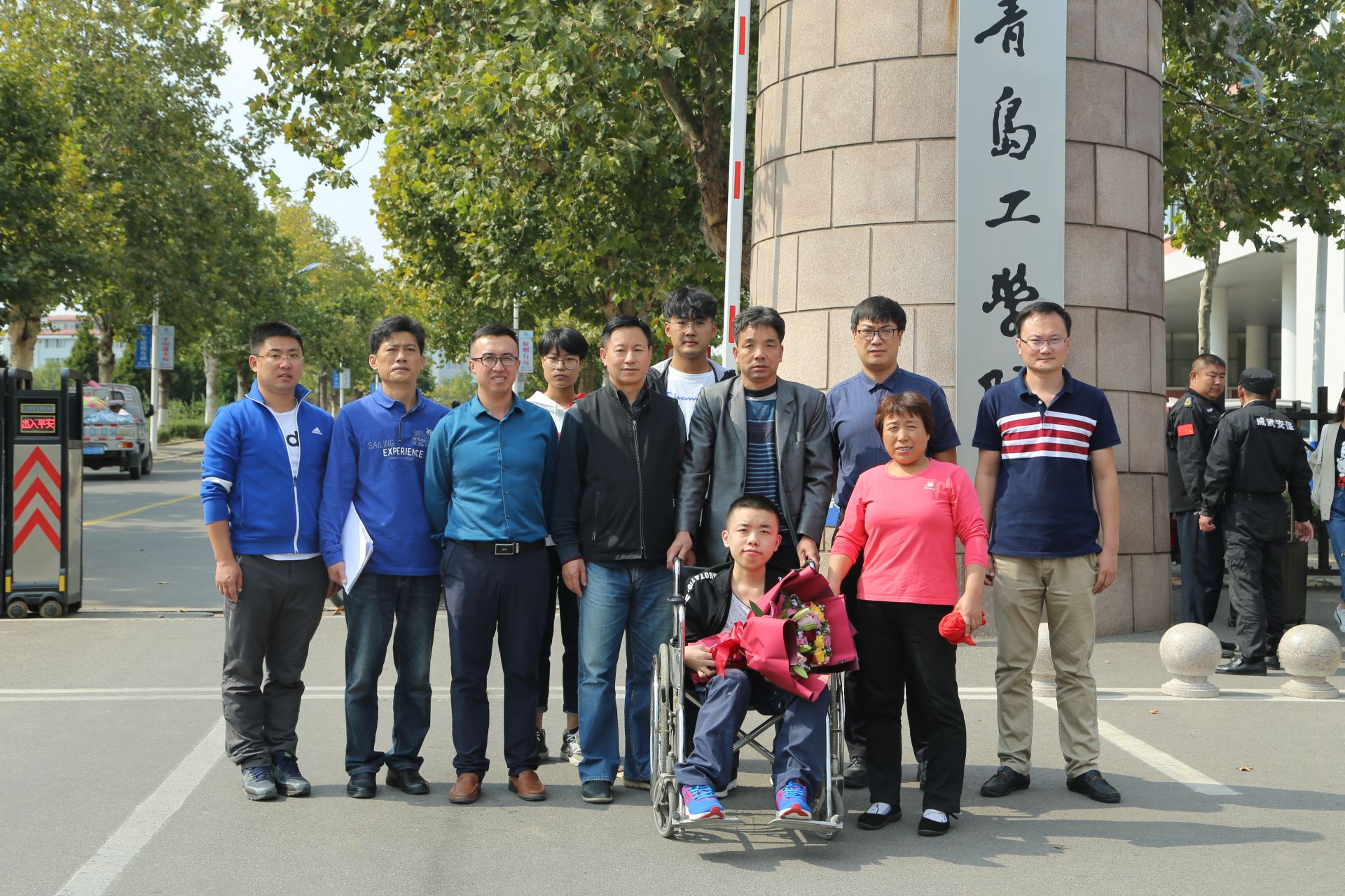 《观海新闻》一个都不能少!农家院里现特殊毕业典礼 《观海新闻》一个都不能少!农家院里现特殊毕业典礼