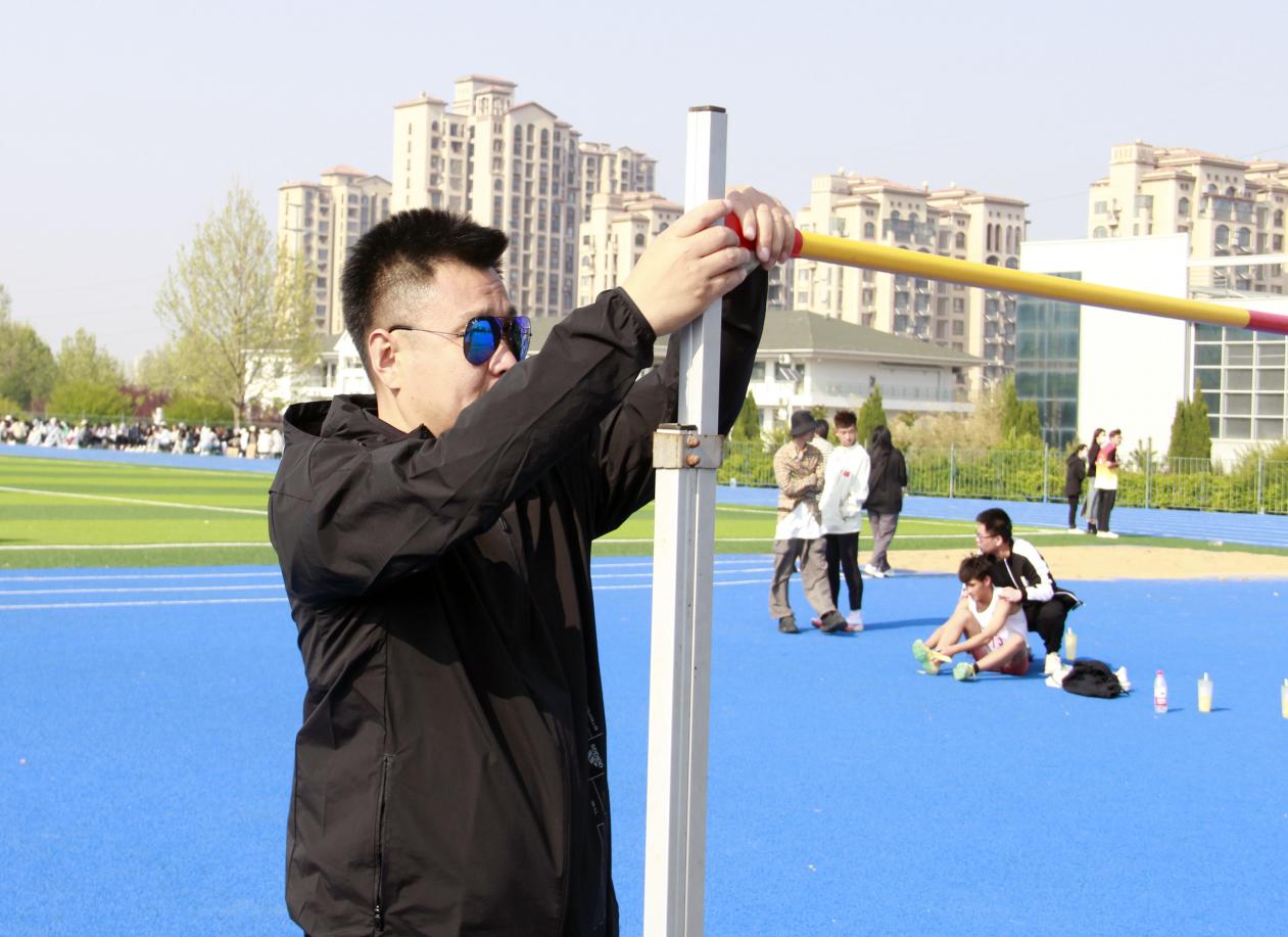 追求卓越,展青工风采——bw必威西汉姆联官网学生春季运动会裁判工作实录 追求卓越,展青工风采——bw必威西汉姆联官网学生春季运动会裁判工作实录