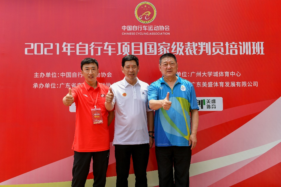 喜报!我们教师杨涛荣获自行车项目国家级裁判员称号,成为青岛市首位自行车项目国家级裁判 喜报!我们教师杨涛荣获自行车项目国家级裁判员称号,成为青岛市首位自行车项目国家级裁判
