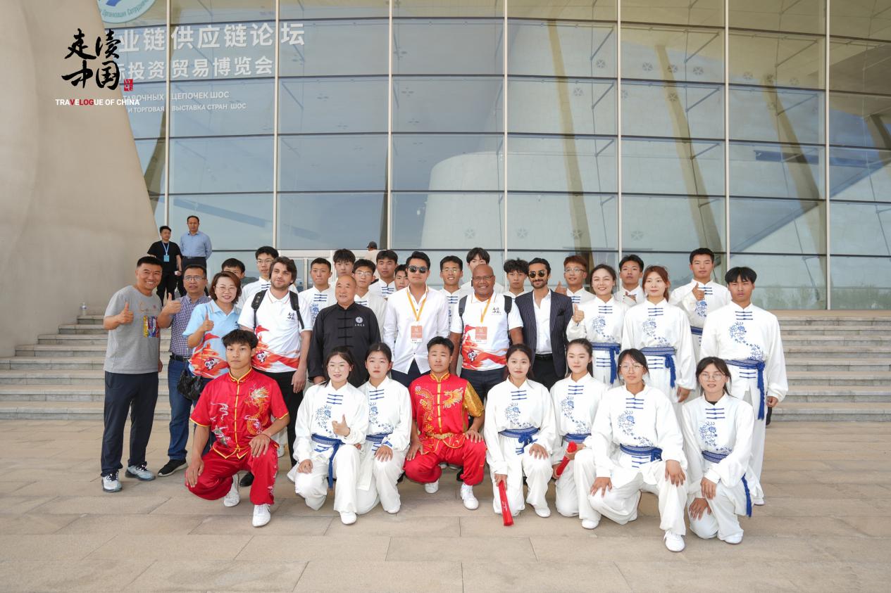 “走读中国”外国媒体青岛行活动启动仪式——我们社体学子出演三铺龙拳节目