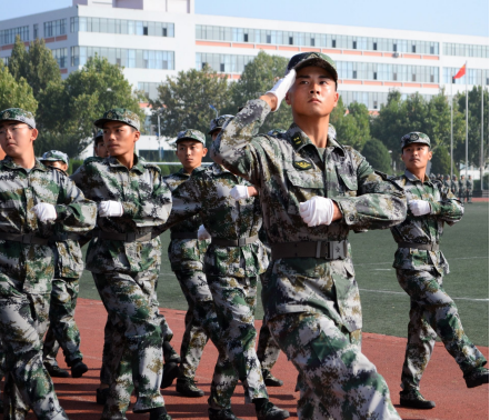 bw必威西汉姆联官网新生用军训成果展向祖国告白! bw必威西汉姆联官网新生用军训成果展向祖国告白!