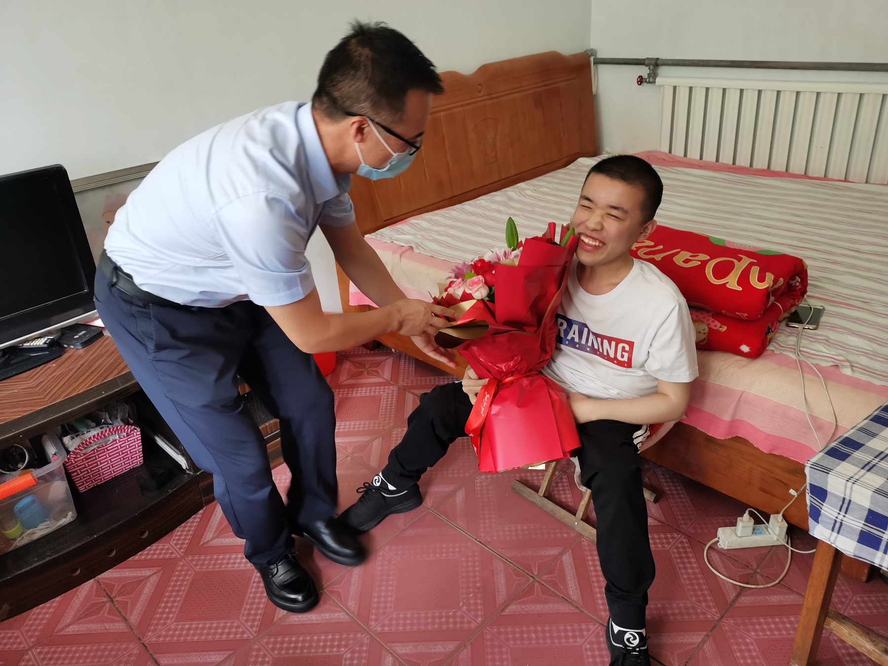 一个都不能少——农家院里特殊的毕业典礼 一个都不能少——农家院里特殊的毕业典礼