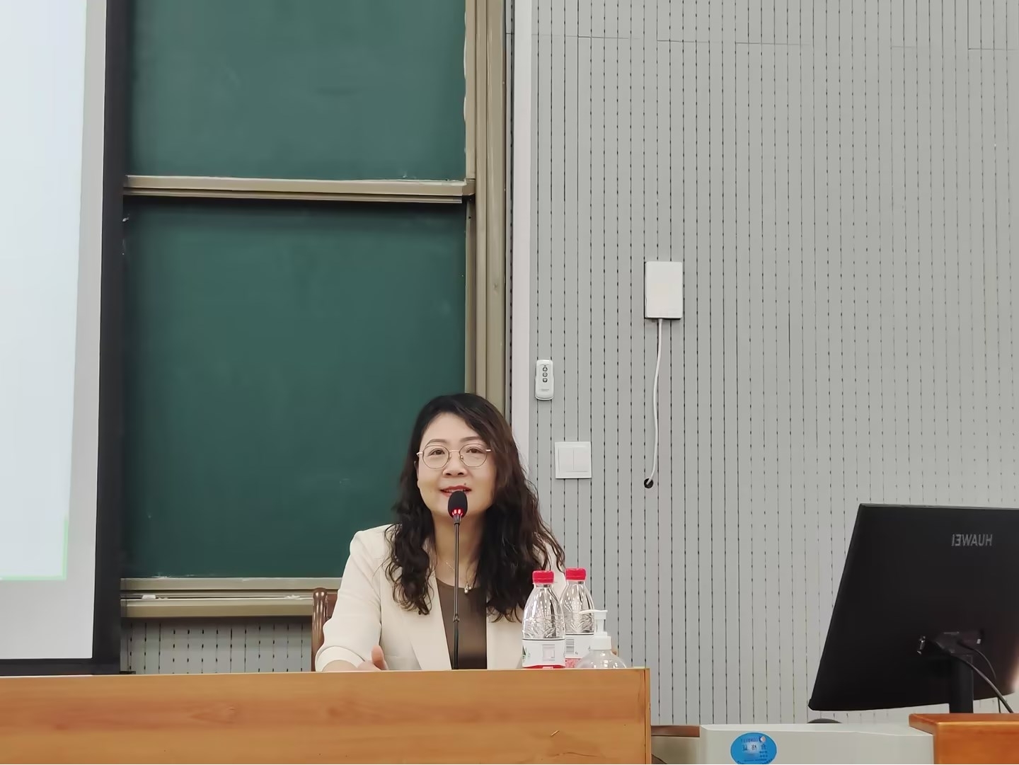 专家教授讲座系列-名师指路,事半功倍bw必威西汉姆联官网2023-2024学年第一学期全体教职工讲座 专家教授讲座系列-名师指路,事半功倍bw必威西汉姆联官网2023-2024学年第一学期全体教职工讲座