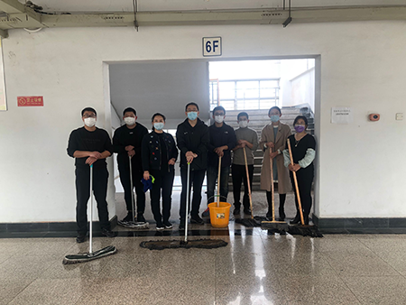 青工院的守望者:爱国爱校卫生活动与入校演练联合进行!我们等你“回家”! 青工院的守望者:爱国爱校卫生活动与入校演练联合进行!我们等你“回家”!