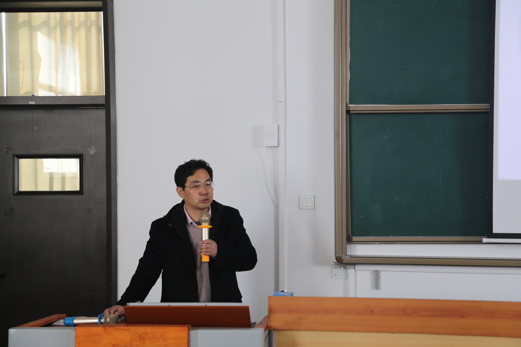 bw必威西汉姆联官网召开2021-2022学年第二学期开学前全校教职工培训会——科研课题研究与申报专题 bw必威西汉姆联官网召开2021-2022学年第二学期开学前全校教职工培训会——科研课题研究与申报专题