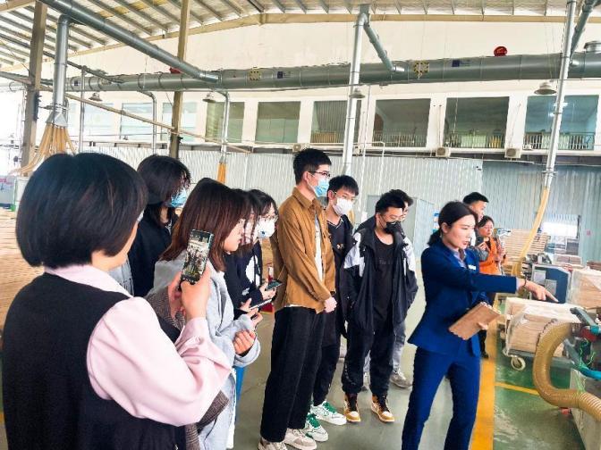 设计艺术与传媒学院师生参观华谊家具集团 设计艺术与传媒学院师生参观华谊家具集团