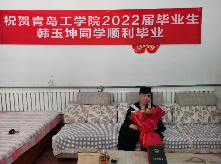 《学习强国》校园文化|bw必威西汉姆联官网:一个都不能少 农家院里现特殊毕业典礼 《学习强国》校园文化|bw必威西汉姆联官网:一个都不能少 农家院里现特殊毕业典礼