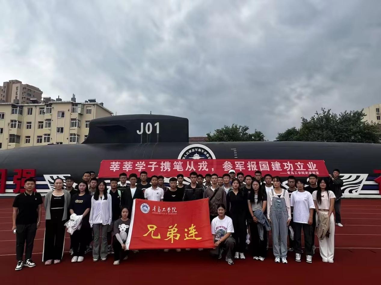 我们组织有入伍意愿学生到军营参观学习 我们组织有入伍意愿学生到军营参观学习